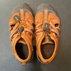 Little kid orange Outcross Chacos